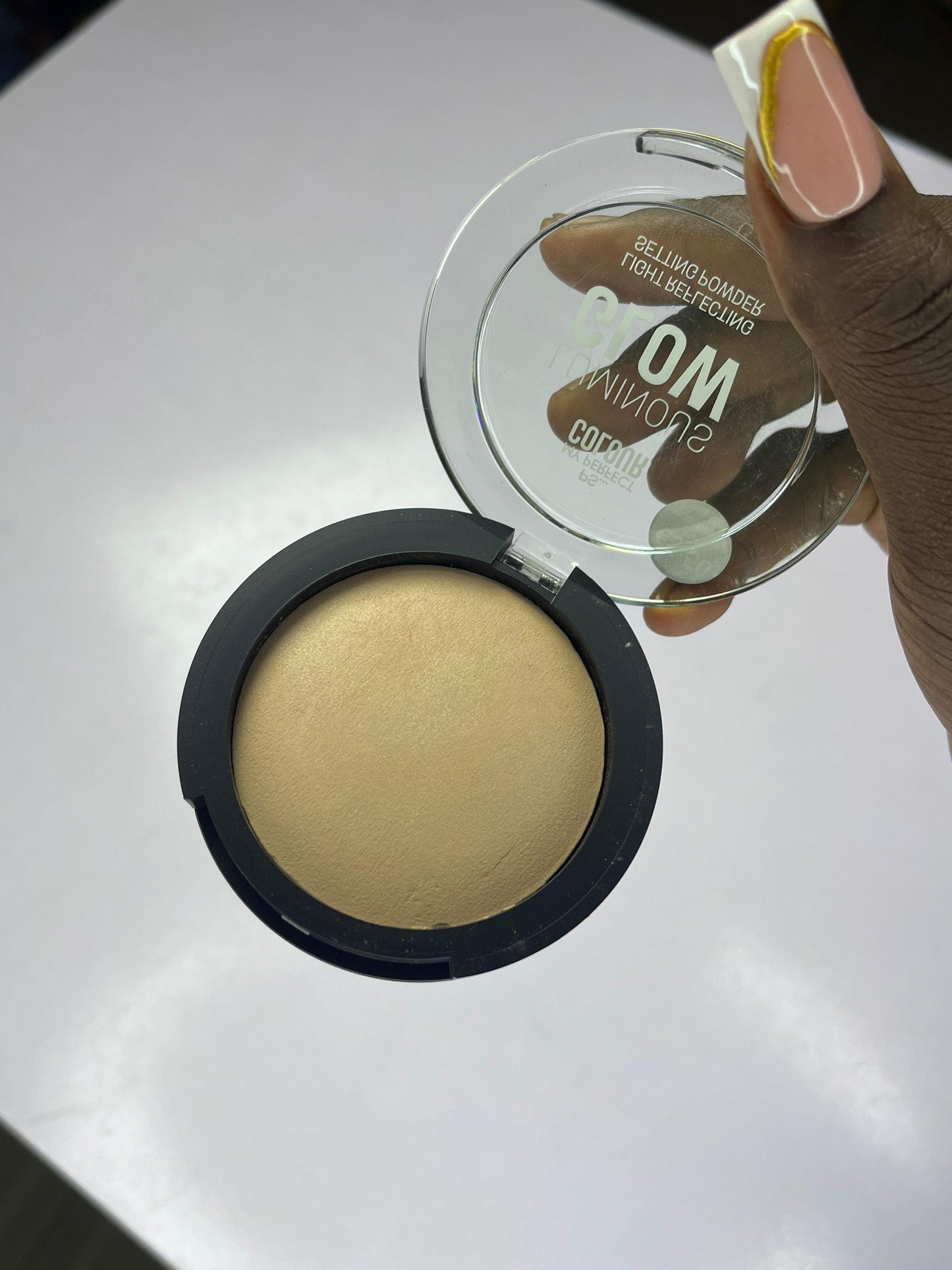 Poudre compacte lumineuse